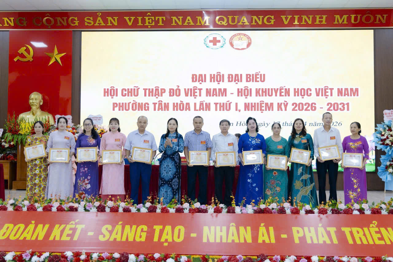 Ông Đỗ Viết Minh( thứ 5 từ trái sang phải) là tấm gương tiêu biểu được khen thưởng tại Đại hội HKH phường Tân Hòa lần thứ I (Ảnh: Minh Thu)